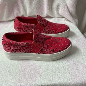 Steven Madden Gills Platform Women’s Red Paisley Print Slip-On Sneakers Size 6